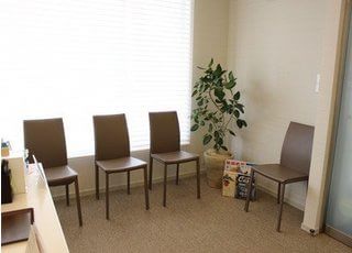待合室です。お待ちの間もリラックスしてお過ごしいただけるよう、ゆったりとしたスペースをご用意しています。