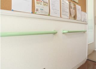 院内にはどなたでもご利用いただきやすいよう、手すりを設置しております。