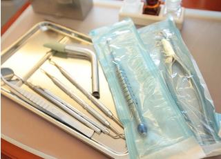 治療器具は滅菌パックに入れています。