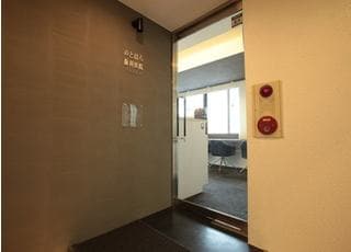 医院入口です。壁には当医院のロゴがあります。