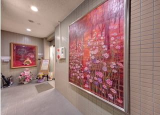 医院の入り口には大きな絵画が飾っております。