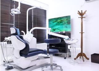 個室のユニットには大きなモニターが設置しております。