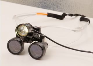 拡大鏡を使用して治療を行っております。