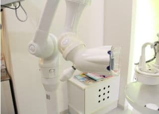 治療の際に粉塵が散らないよう口腔外バキュームを使用して吸収していきます