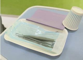 使用する器具は滅菌パックに封入して保管しております