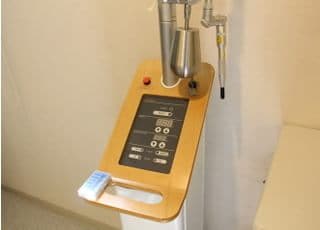 患者さまの状態にあわせてレーザー機器を使用していきます