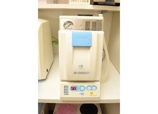 歯の切削などを行うハンドピース専用の滅菌機です。治療器具は治療時以外に出さないなど、滅菌後の管理もしっかりと行っております。