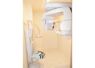 デジタルレントゲンを使用し、お口の現状を確認させていただきます。そのデータを確認していただきながら治療についてご説明しております。