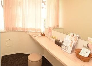 パウダールームをご用意しておりますので、治療後のメイク直しなどにお使いください。