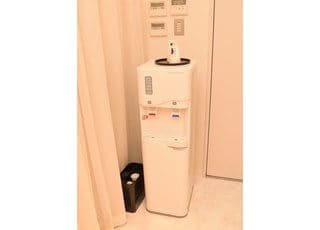 ウォーターサーバーを置いておりますので、ご自由にお飲みください。