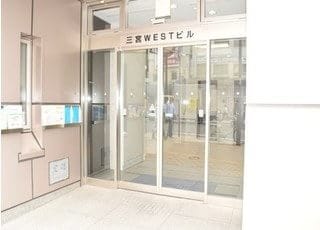 ビルの入り口です。エレベーターで7階へお越しください。