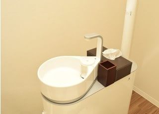 水回りは清潔さを維持しております。ティッシュや眼鏡置きもご利用ください。