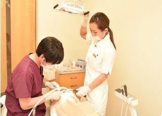 治療時には周りを気にせず行っていただけるよう、個室の診療室内で治療を受けていただけます。