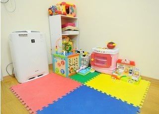 キッズスペースです。お子様が退屈しないようにたくさんのおもちゃをご用意しております。