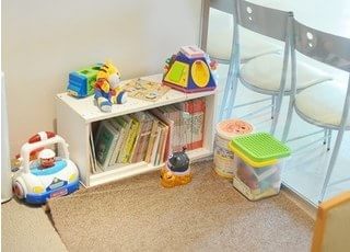 キッズスペースです。おもちゃのほかに絵本も数多くご用意しております。