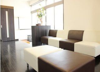 待合室は落ち着いた色合いでリラックスしていただけます。