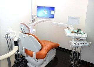 診療ユニットです。画像モニターで分かりやすい説明をしています。