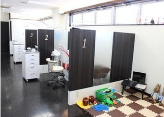 診療ユニットはパーテーションで仕切られています。