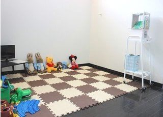 キッズルームでお子さまも楽しくお待ちいただけます。