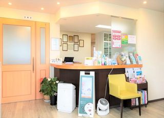 こちらで受付をお済ませください。