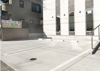 医院前には駐車場をご用意しております。お車でもお気軽におこしください。