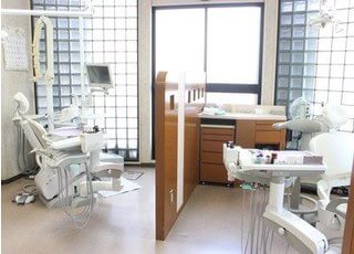 診療室内はチェア間に仕切りを設けており、落ち着いて診療を受けて頂けます。