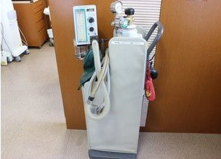 笑気麻酔を用いることにより、歯科診療の恐怖心や痛みを薄れさせることができます。