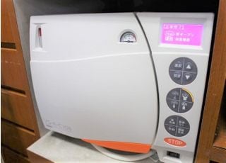 オートクレーブで器具の滅菌を徹底しています。