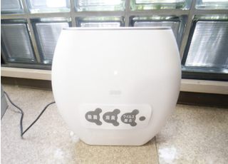 チェアごとにオゾン除去消臭器を設置しています。