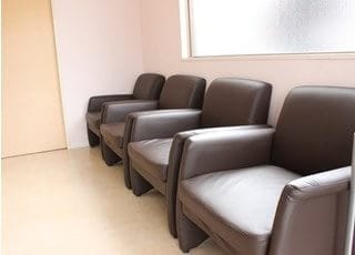 待合室にはふかふかなソファをご用意しております。