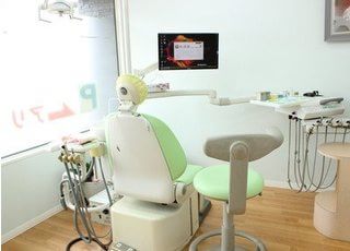 診療ユニットにはモニターを設置しておりますので、必要に応じては画像等を使用してしっかり説明を行った後に診療を開始いたします。