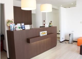 落ち着いた雰囲気の受付です
