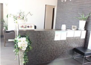 おしゃれな受付で診察券のご提示をお願いします。