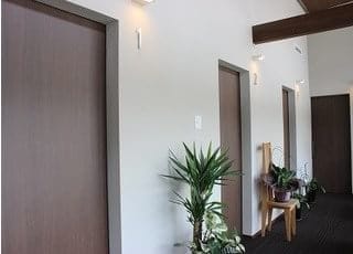 診療室前の扉です。完全個室制になっています。