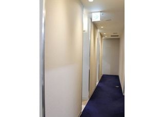 院内は、清潔感のある白を基調とした空間になっています。