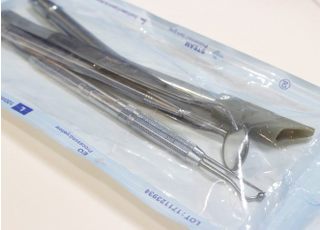 治療で使用する器具を滅菌パックに入れて使用しております。