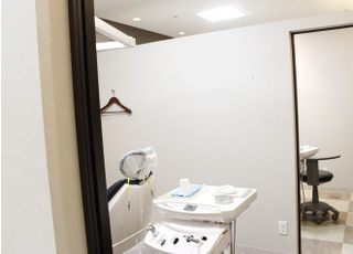 診療室は高い壁で仕切られており、ほかの人の目が気にならないようにしております。