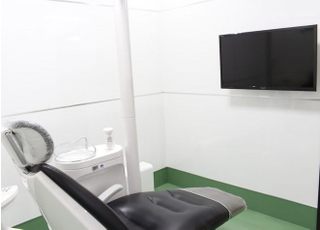 チェアの前にある大きなモニターでお写真やレントゲンを確認していただけます。