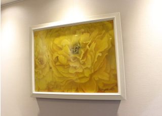 待合室には絵画を飾っています。
