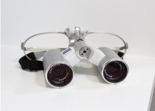 歯科拡大鏡です。こちらを使用することで視覚的に得られる情報を増やして精密な治療をおこないます。