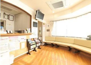 光が差し込む明るい受付と待合室でお待ちください。