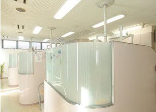 各診療室ごとにパーテーションで仕切られていますので、治療に専念していただけます。