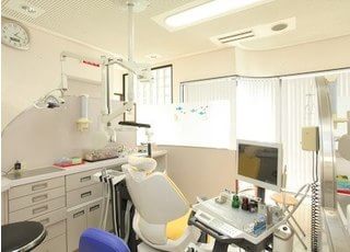 診療ブースは明るい光が差し込み、気持ちよく治療が受けられます。