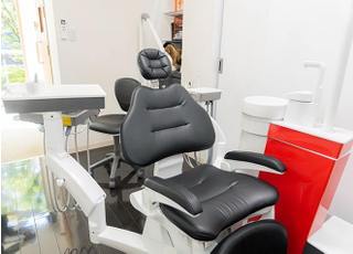 ホワイトニング専用個室の座り心地の良い診療チェアです。