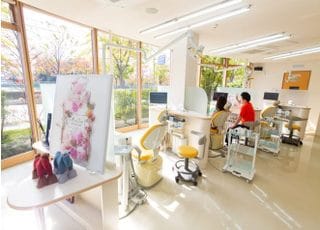 普段の診療風景です、診療チェアは3台ございます