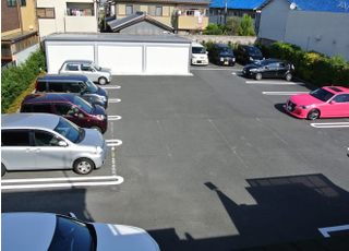 駐車スペースは15台駐車可能です