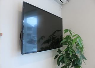 待合室にはテレビを設置しています。