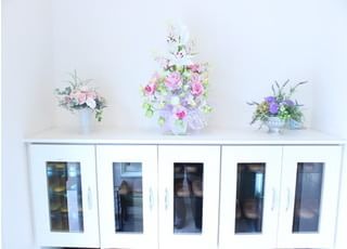 院内には花を飾り、リラックスできる空間づくりを心掛けております。