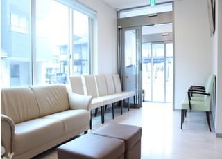 広くて明るい待合室でゆったりおくつろぎください。