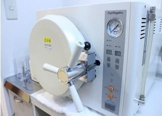 治療器具を滅菌するオートクレーブです。